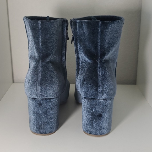 Old Navy blue velvet boot with chunky heel - Picture 3 of 7